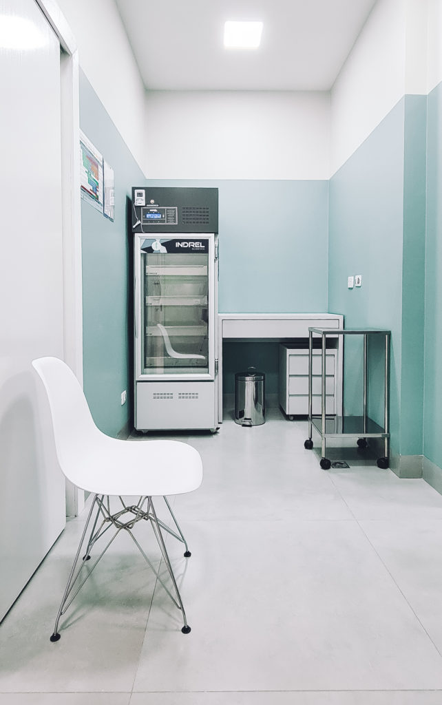 Equipamento para refrigeração e armazenamento de vacinas